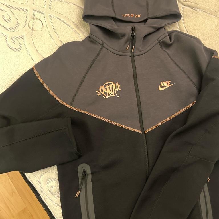 synaworldzHoodie